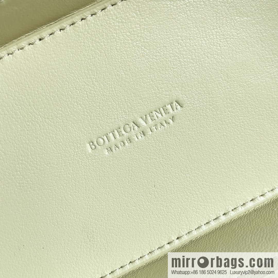 2023 new BV small box Bottega Veneta woven mini pouch model; 743551 small box bag, ice cream color