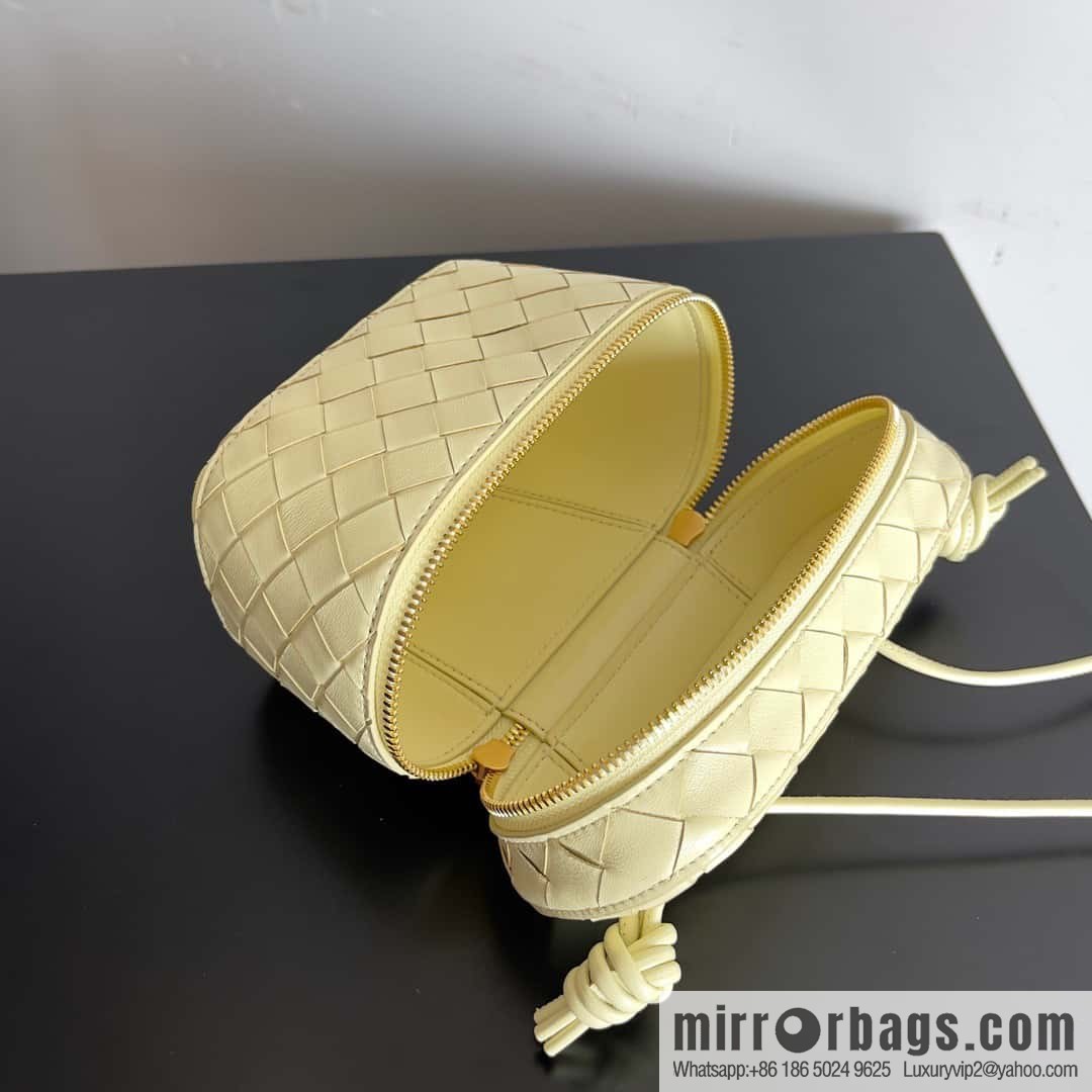 2023 new BV small box Bottega Veneta woven mini pouch model; 743551 small box bag, ice cream color