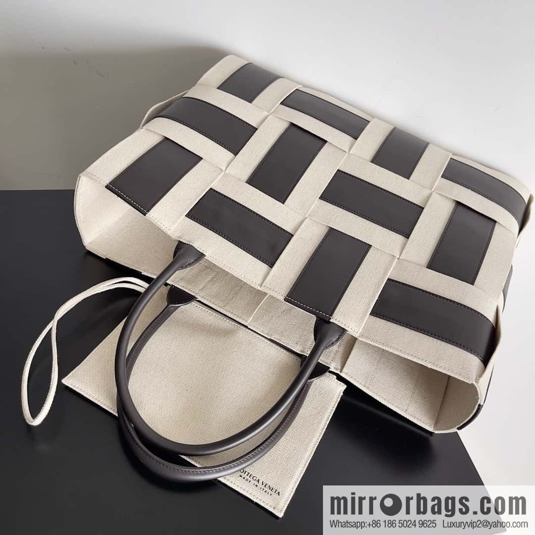 B home BOTTEGA VENETA canvas bag panda color matching tote bag, model; 755219