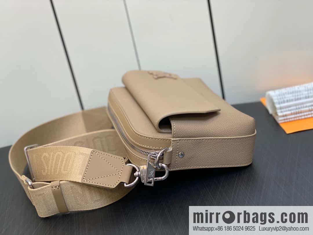 [Original order boutique] M23710 apricot, full leather men's bag messenger bag series, new FASTLINE messenger bag in autumn and winter
