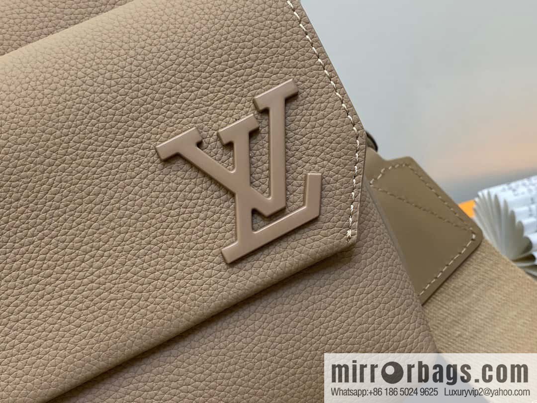 [Original order boutique] M23710 apricot, full leather men's bag messenger bag series, new FASTLINE messenger bag in autumn and winter