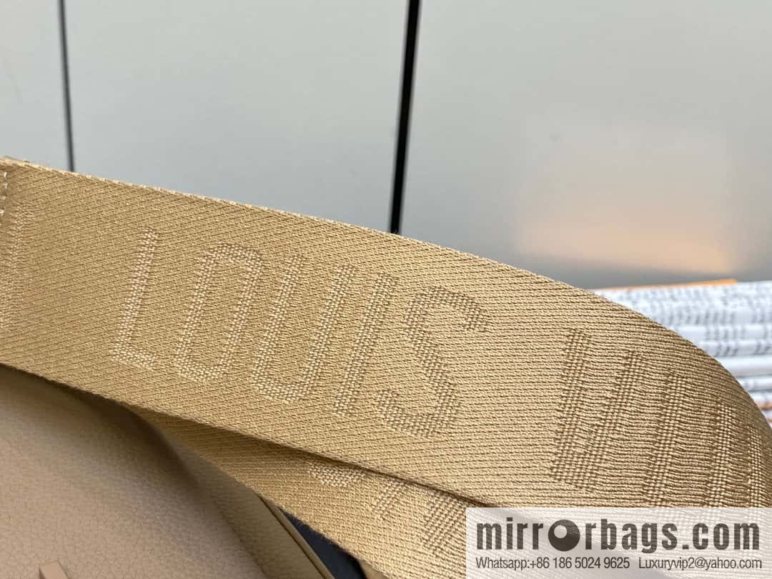 [Original order boutique] M23710 apricot, full leather men's bag messenger bag series, new FASTLINE messenger bag in autumn and winter