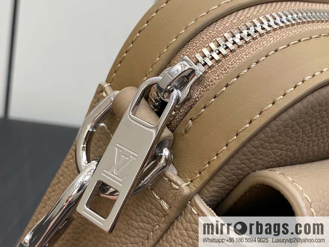 [Original order boutique] M23710 apricot, full leather men's bag messenger bag series, new FASTLINE messenger bag in autumn and winter