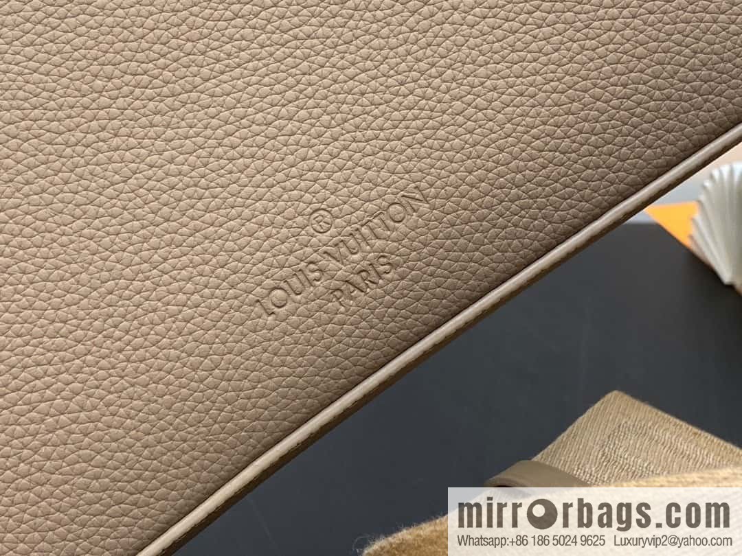 [Original order boutique] M23710 apricot, full leather men's bag messenger bag series, new FASTLINE messenger bag in autumn and winter