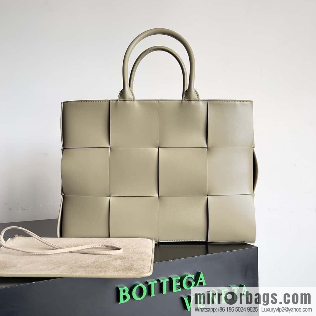 38Cm small four grid B home 2023 early spring new Arco Tote clutch bag model; 729244 Intreccio woven leather (fabric) tote handbag