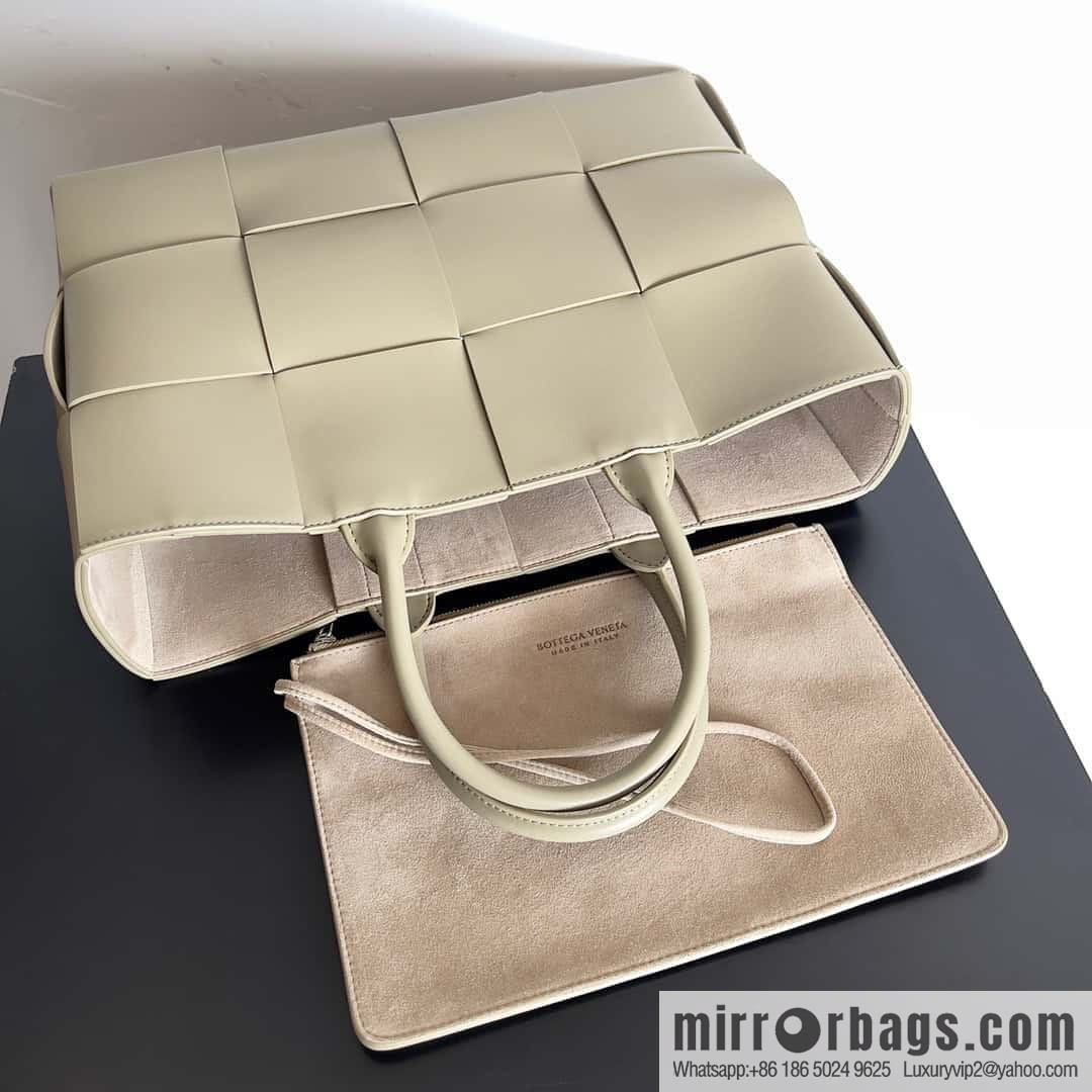 38Cm small four grid B home 2023 early spring new Arco Tote clutch bag model; 729244 Intreccio woven leather (fabric) tote handbag