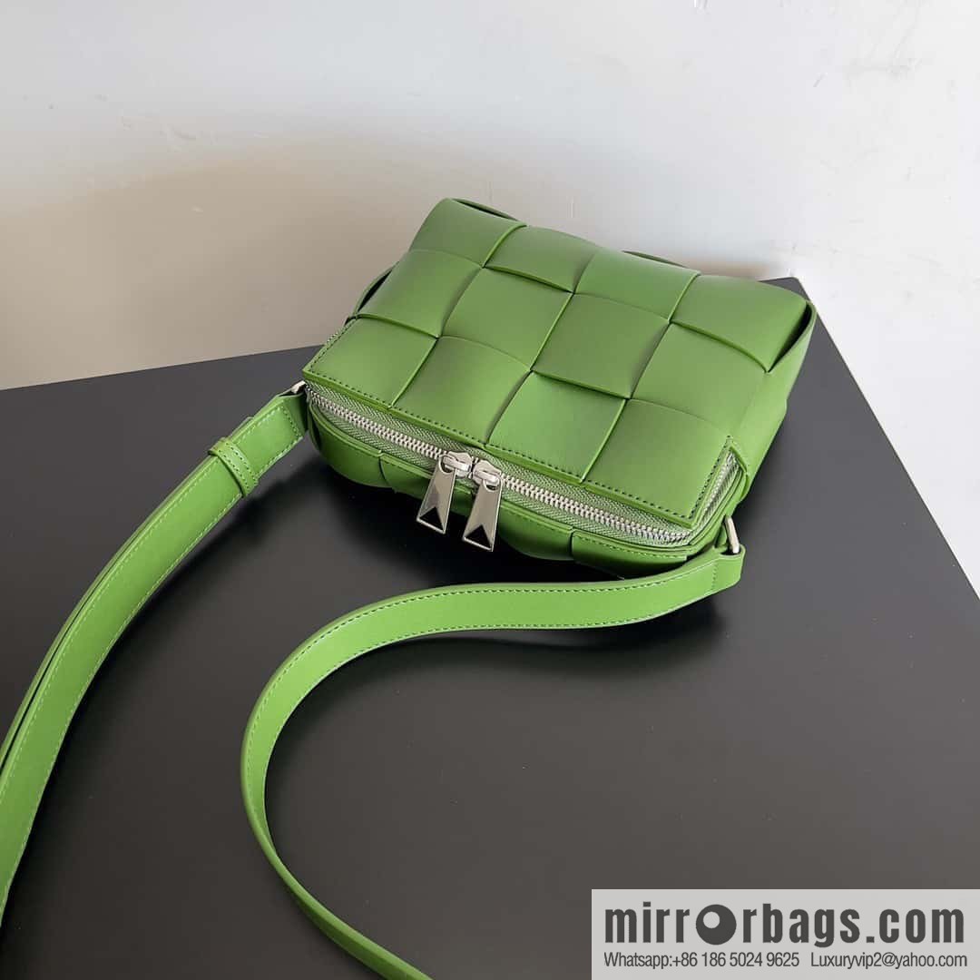 BV Men's Camera Bag BV Men's 2023 SS Pre Spring New Camera, Model Number: 730027 Green