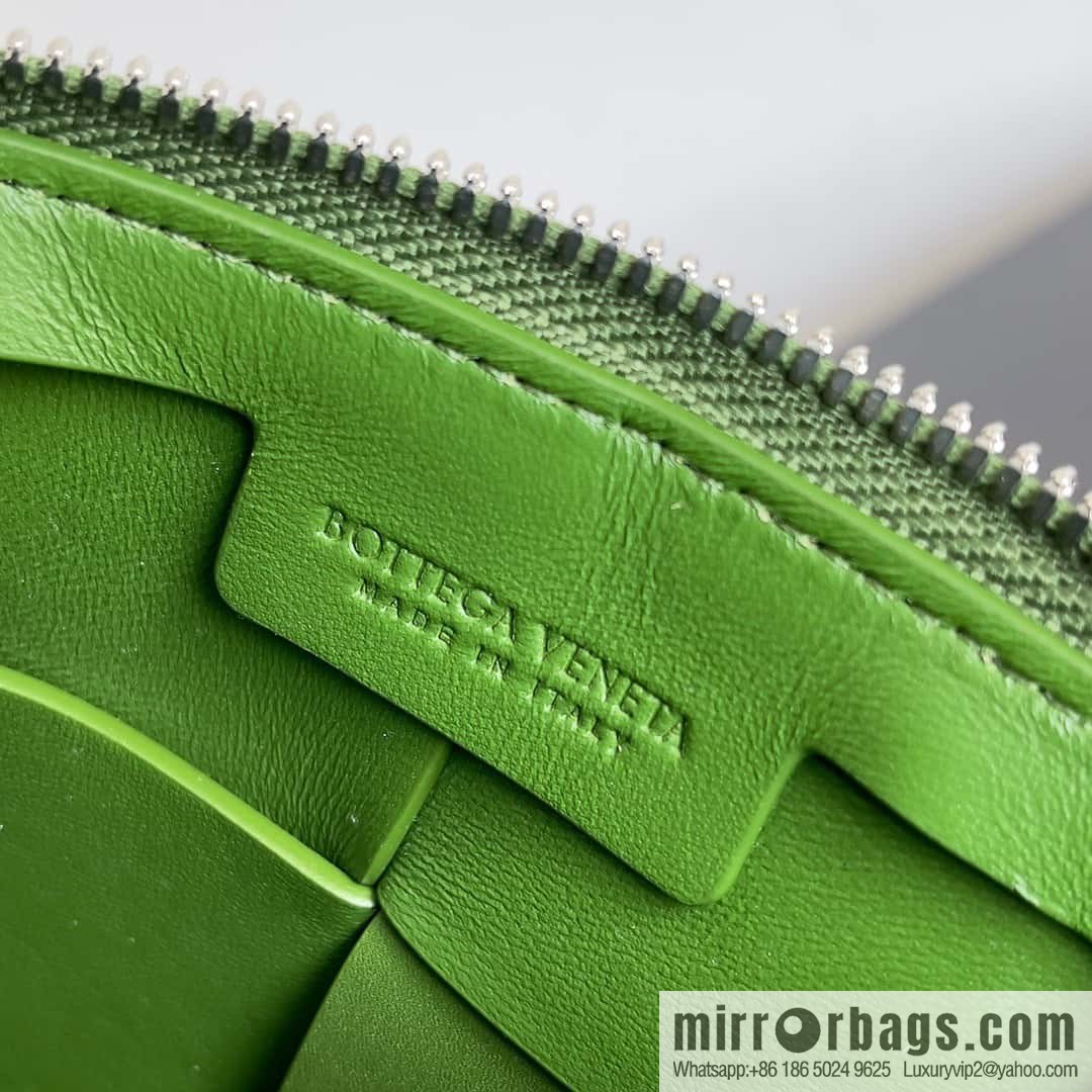 BV Men's Camera Bag BV Men's 2023 SS Pre Spring New Camera, Model Number: 730027 Green
