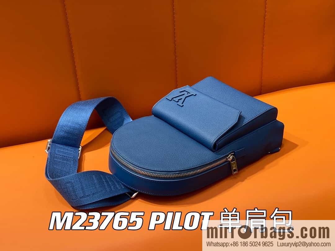 [Original order boutique] M23765 blue, full leather breast bag shoulder bag series, autumn and winter new PILOT shoulder bag