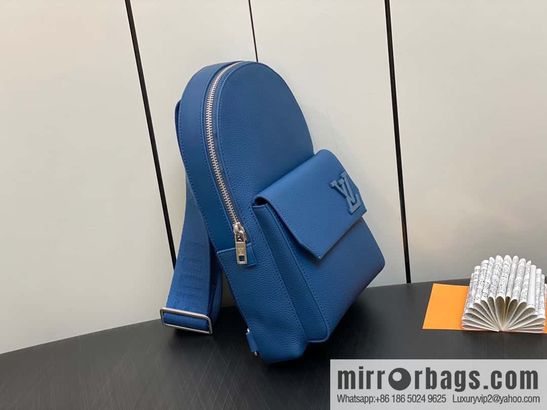 [Original order boutique] M23765 blue, full leather breast bag shoulder bag series, autumn and winter new PILOT shoulder bag