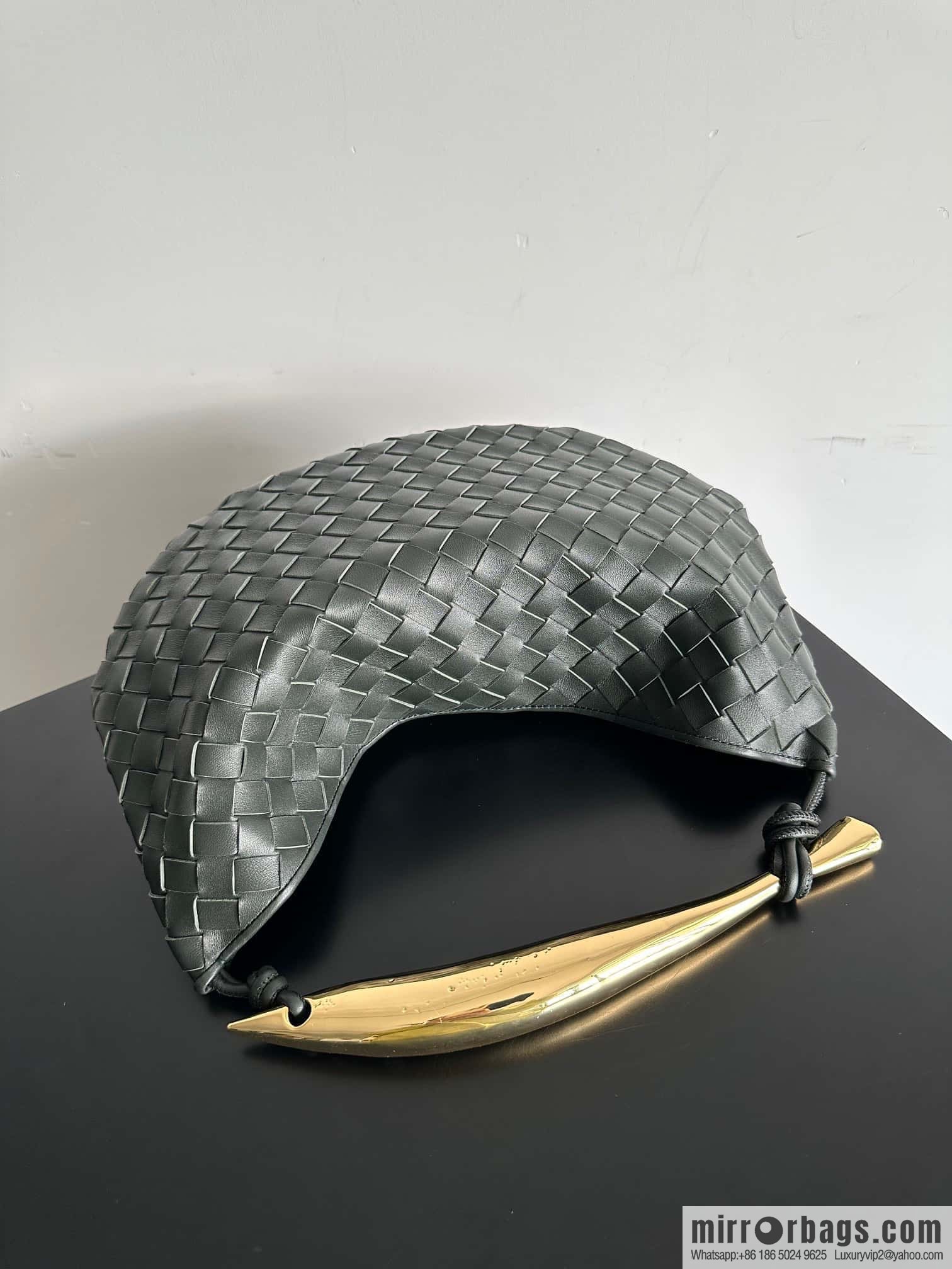 BottegaVeneta2023 new model, Baodiejia Bv spring and summer new mini sardines SARDINE model number: 716082 large