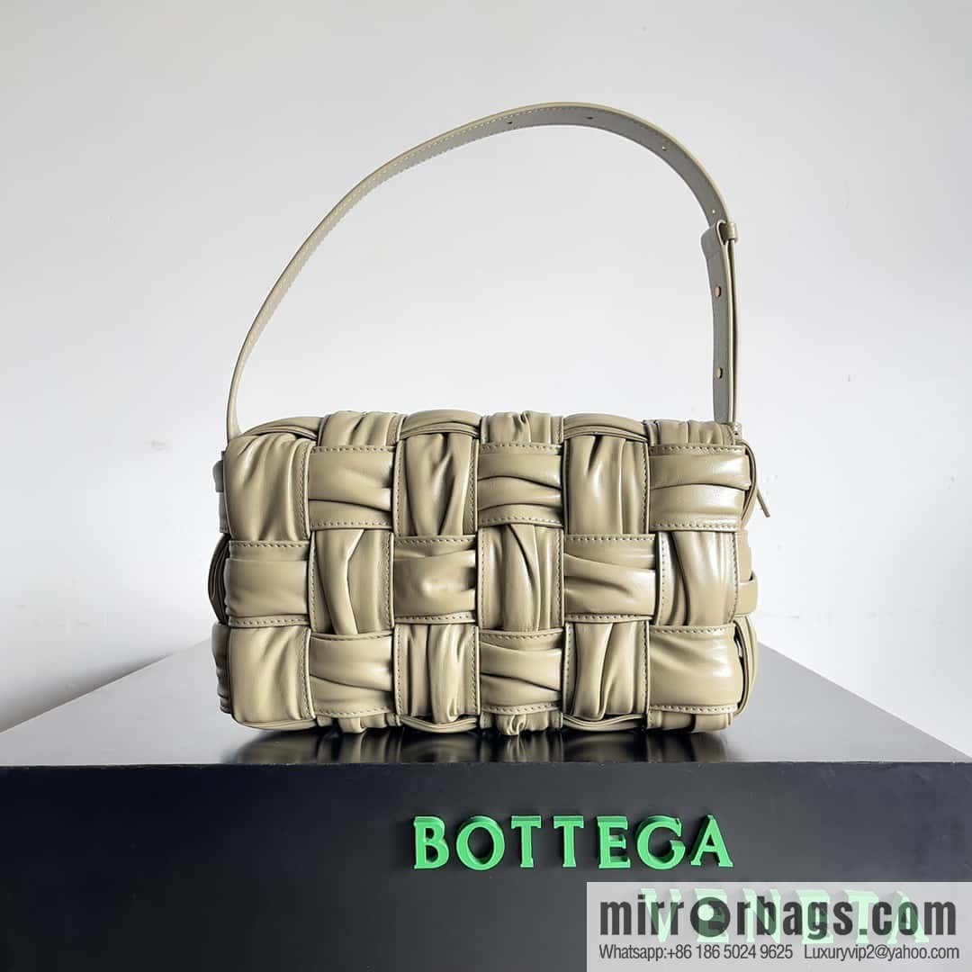 BV new Bottega Veneta 2022 autumn and winter pleated armpit bag, model number: 717090.