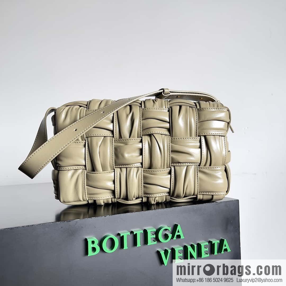 BV new Bottega Veneta 2022 autumn and winter pleated armpit bag, model number: 717090.