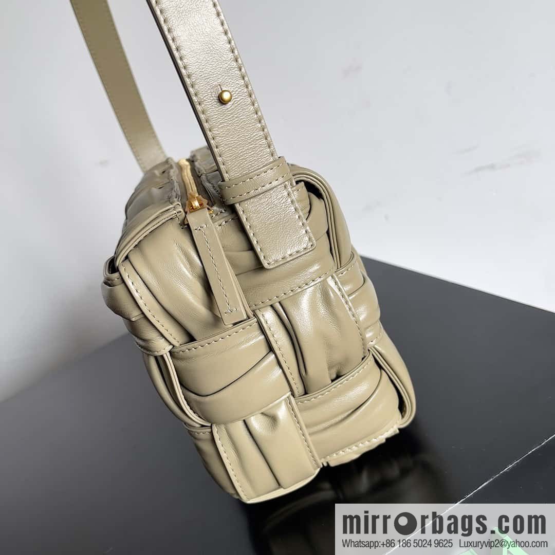 BV new Bottega Veneta 2022 autumn and winter pleated armpit bag, model number: 717090.