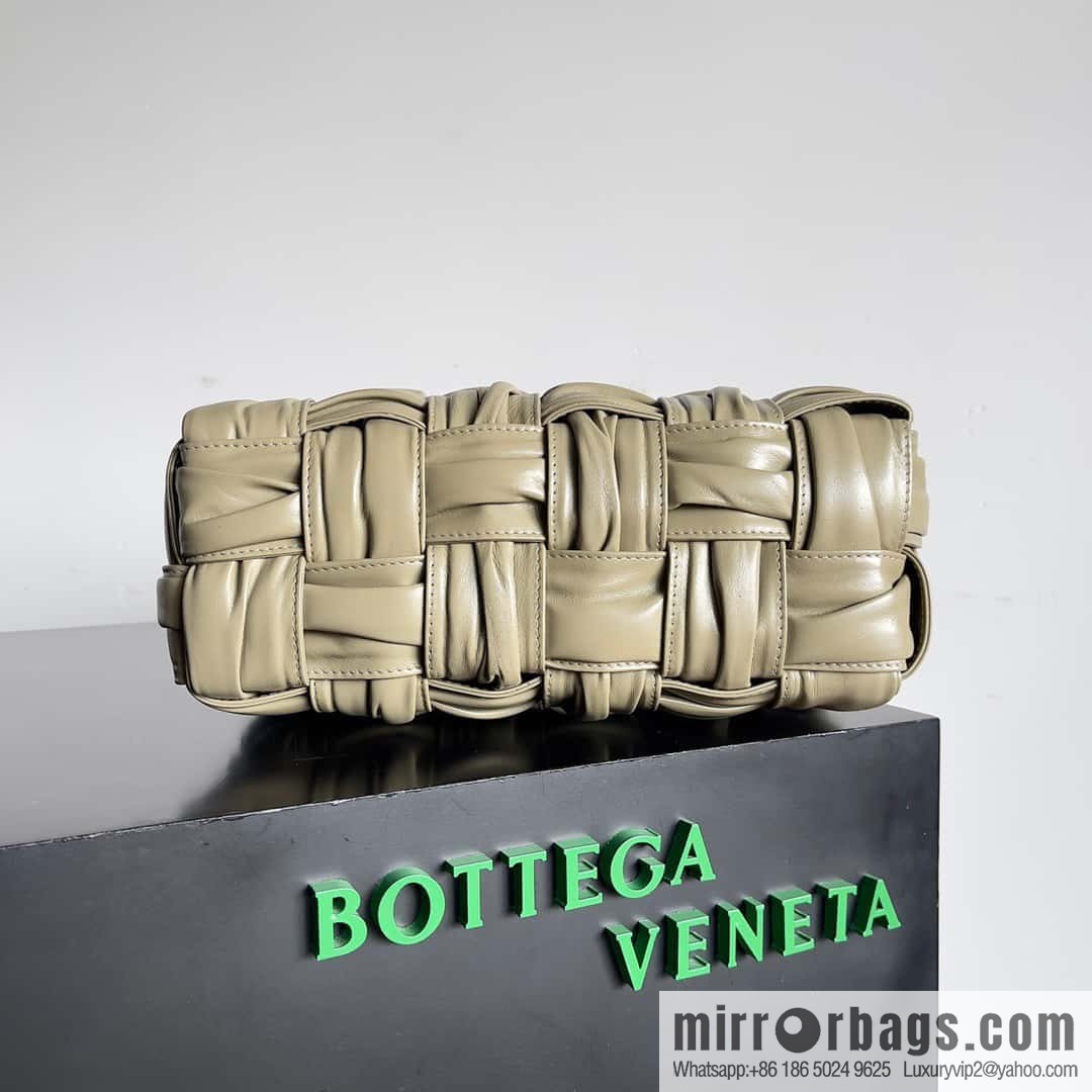 BV new Bottega Veneta 2022 autumn and winter pleated armpit bag, model number: 717090.