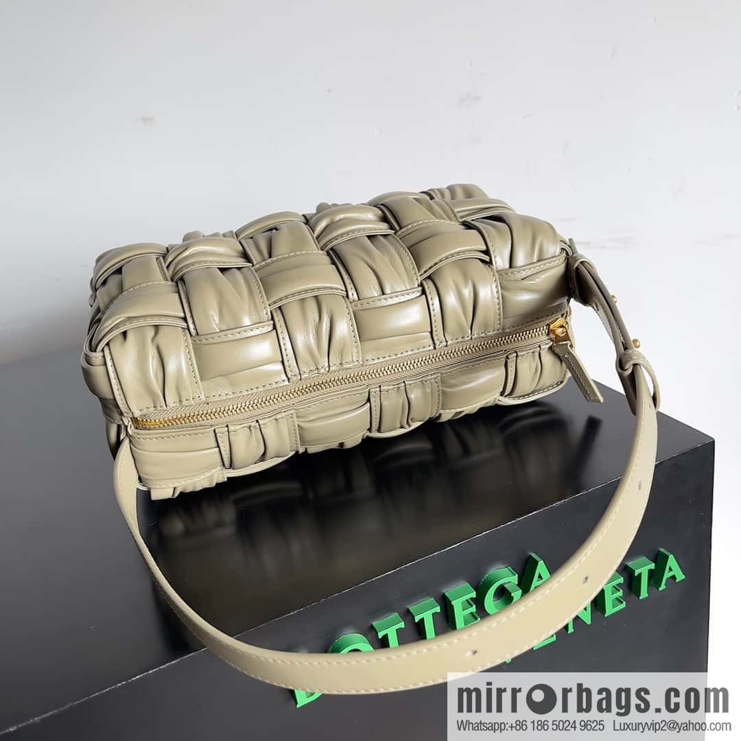 BV new Bottega Veneta 2022 autumn and winter pleated armpit bag, model number: 717090.