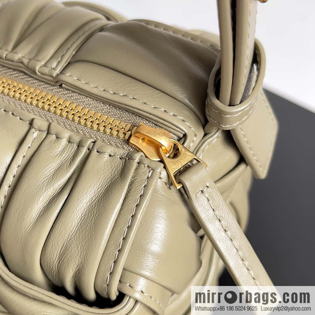 BV new Bottega Veneta 2022 autumn and winter pleated armpit bag, model number: 717090.