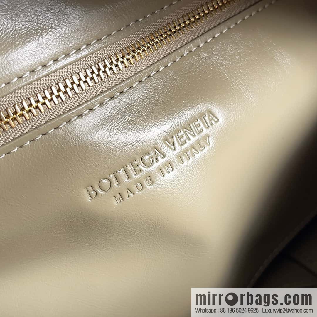 BV new Bottega Veneta 2022 autumn and winter pleated armpit bag, model number: 717090.