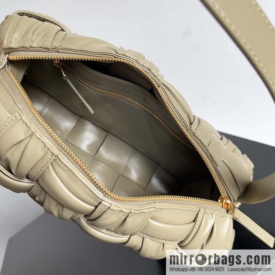 BV new Bottega Veneta 2022 autumn and winter pleated armpit bag, model number: 717090.