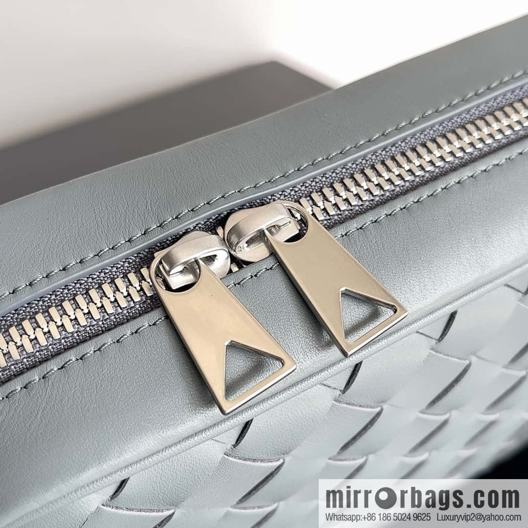 BV lntrecciato woven leather (fabric) crossbody bag model number: 710048