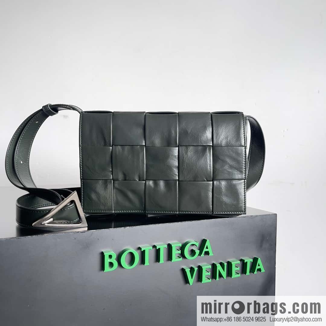 Top end: Bottega Veneta Cassette/Pillow bag Model: 667298