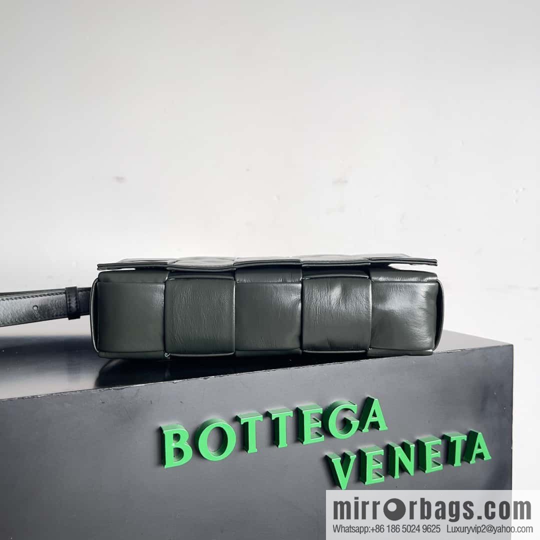 Top end: Bottega Veneta Cassette/Pillow bag Model: 667298