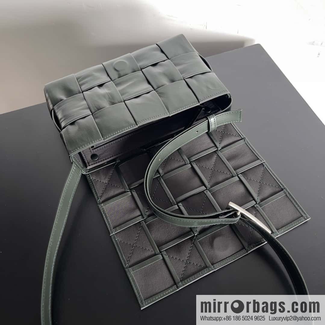 Top end: Bottega Veneta Cassette/Pillow bag Model: 667298