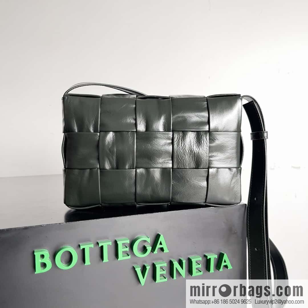 Top end: Bottega Veneta Cassette/Pillow bag Model: 667298