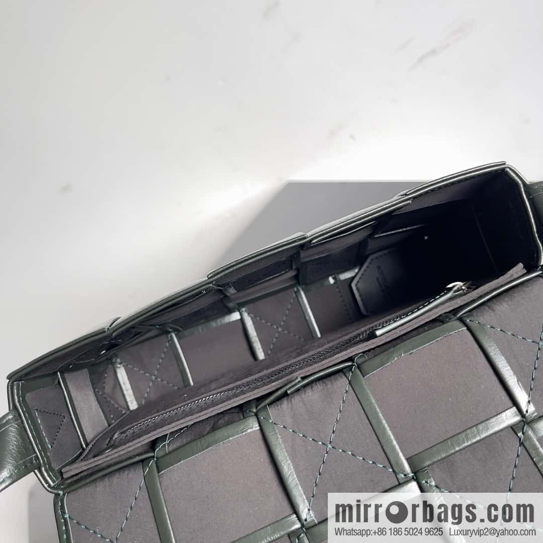 Top end: Bottega Veneta Cassette/Pillow bag Model: 667298