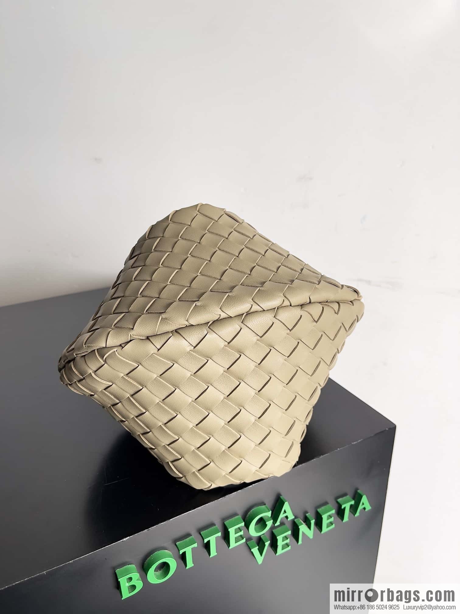 Bottega VenetaBV Turning Bag~ Golden Ball jodie Model number: 701024