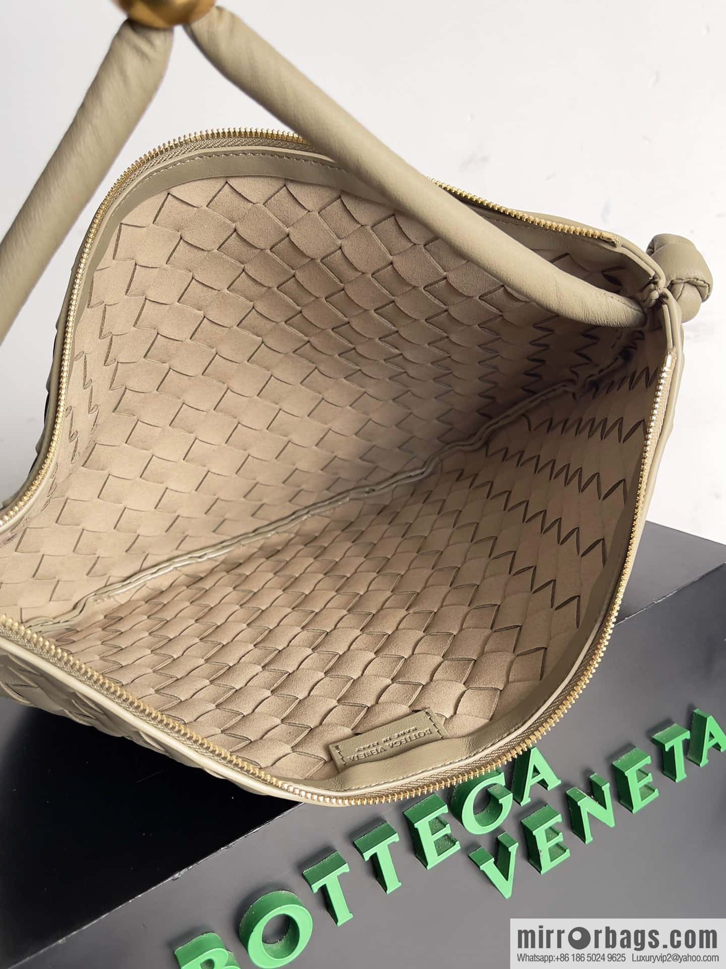 Bottega VenetaBV Turning Bag~ Golden Ball jodie Model number: 701024