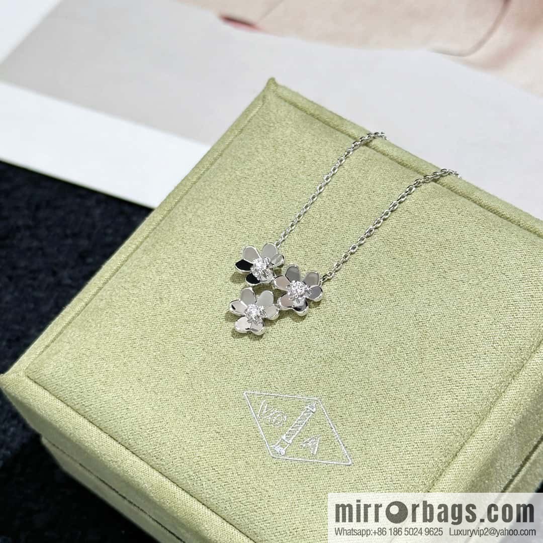 ❗️New ❗️ Original ☀️ Van Cleef & Arpels FRlVOLE Series Three Flowers Necklace ☀️