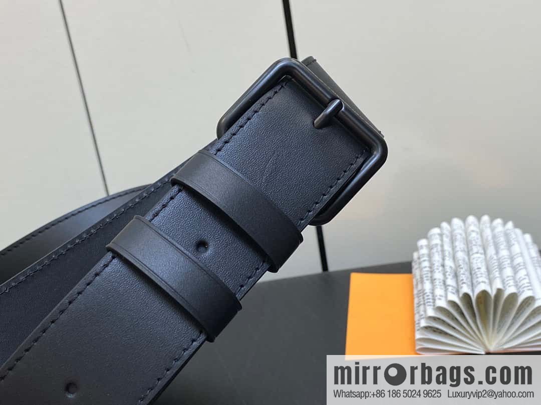 [Original order boutique] M23835 black flower, men's bag moon bag series, new LV MOON CROSSBODY handbag in autumn and winter