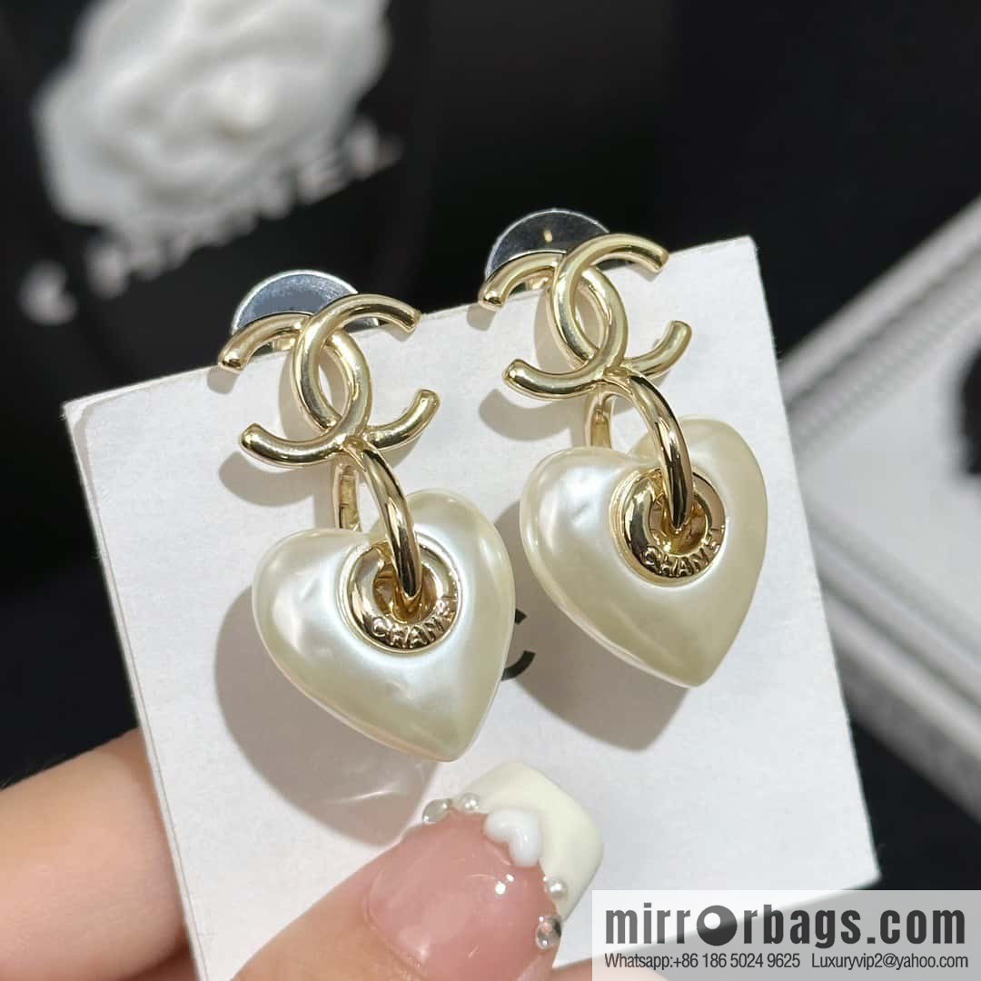 ❗️New ❗️ Chanel stud earrings ☀️ new ☑️ Chanel c2 peach heart love stud earrings ☀️