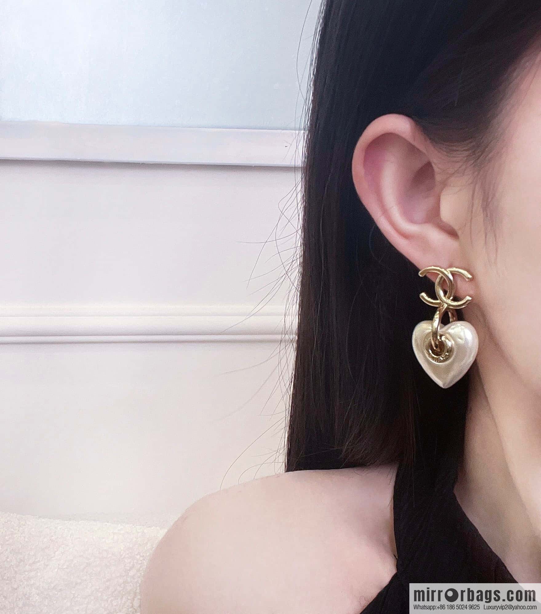 ❗️New ❗️ Chanel stud earrings ☀️ new ☑️ Chanel c2 peach heart love stud earrings ☀️