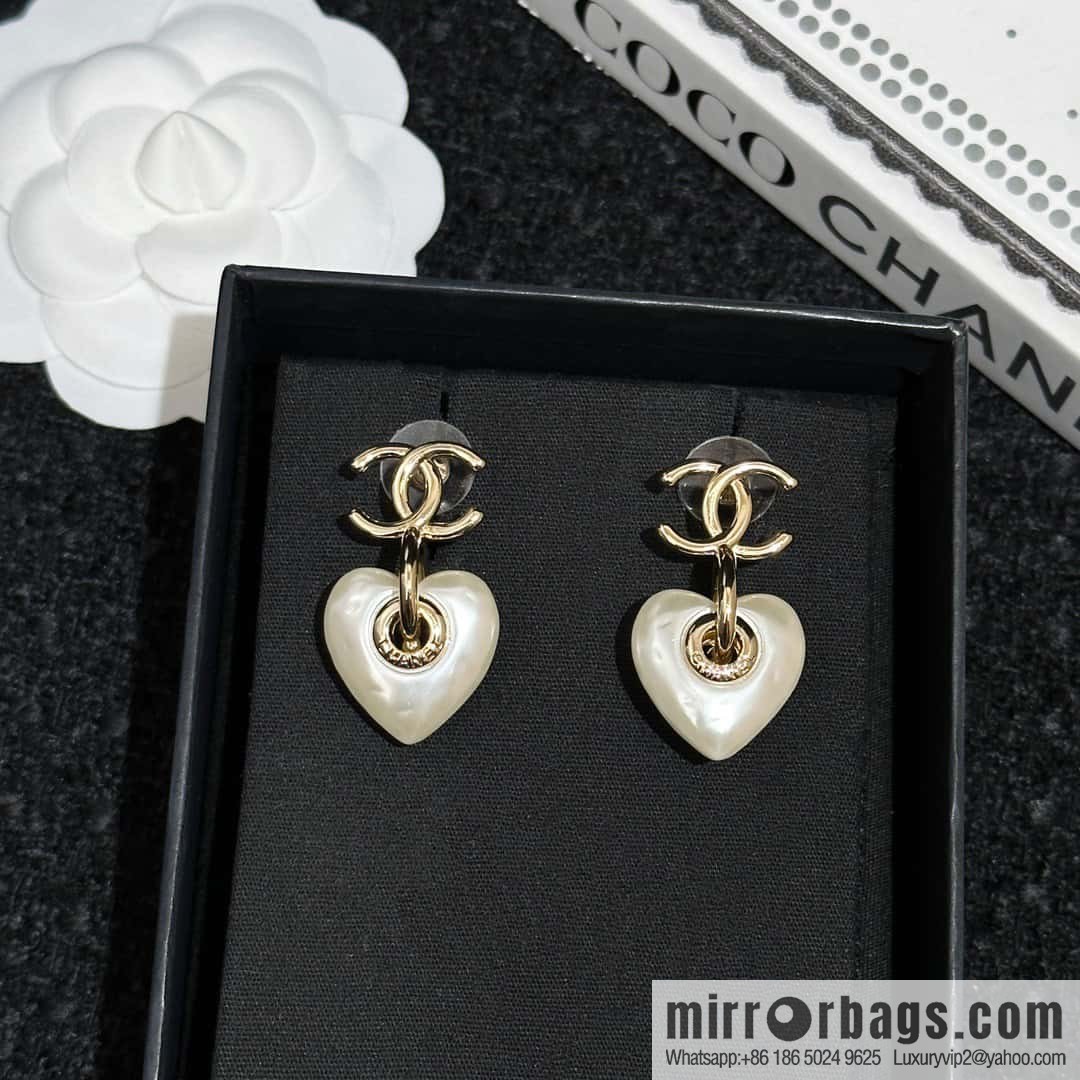 ❗️New ❗️ Chanel stud earrings ☀️ new ☑️ Chanel c2 peach heart love stud earrings ☀️