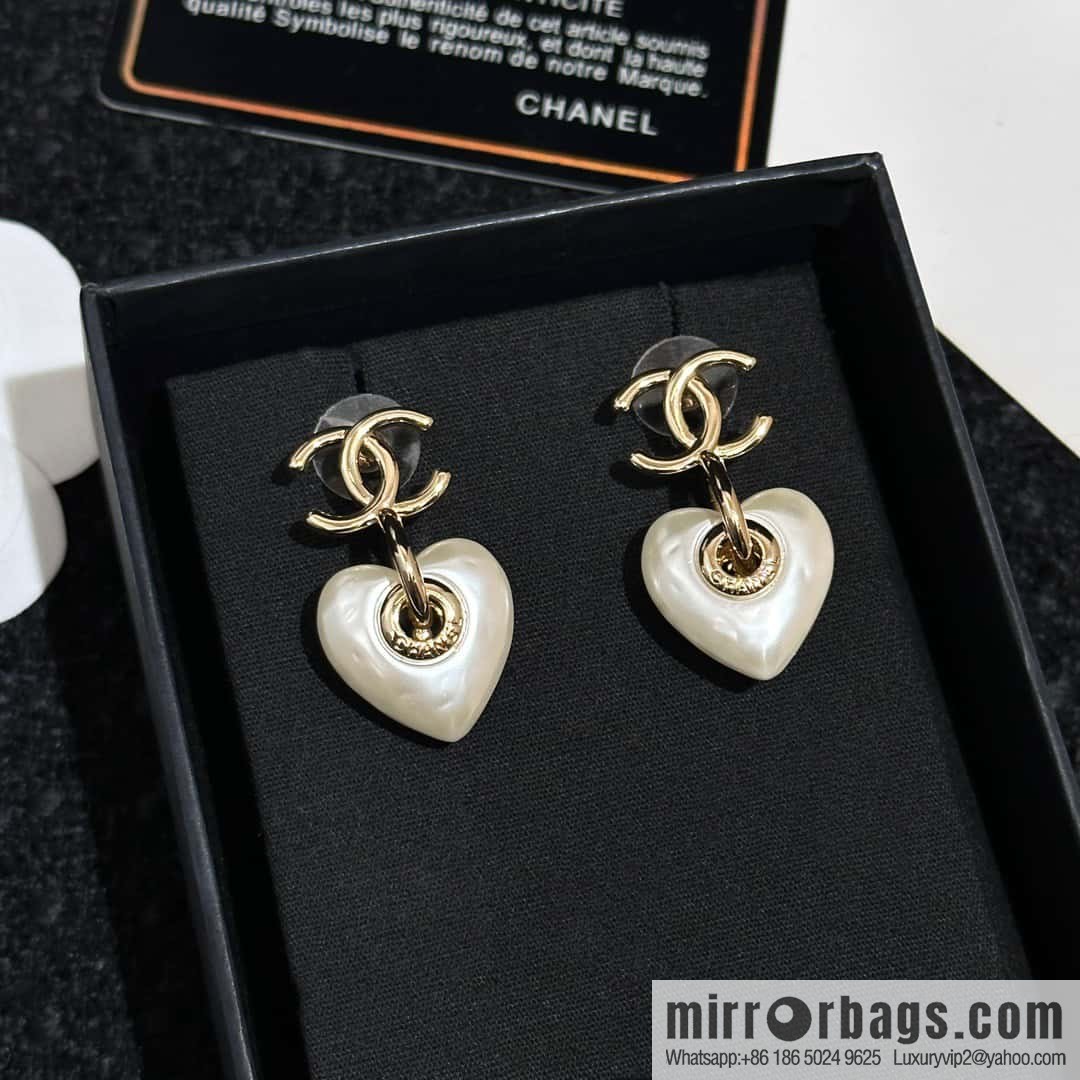 ❗️New ❗️ Chanel stud earrings ☀️ new ☑️ Chanel c2 peach heart love stud earrings ☀️