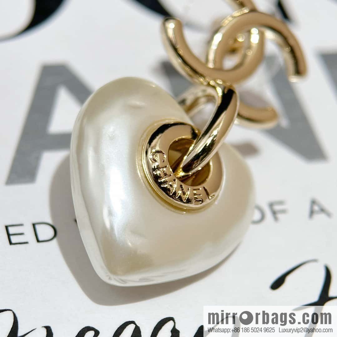 ❗️New ❗️ Chanel stud earrings ☀️ new ☑️ Chanel c2 peach heart love stud earrings ☀️