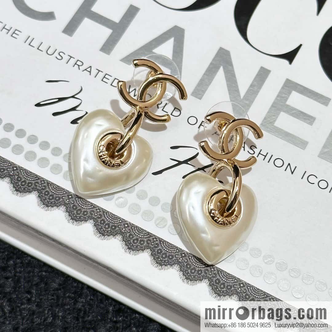 ❗️New ❗️ Chanel stud earrings ☀️ new ☑️ Chanel c2 peach heart love stud earrings ☀️