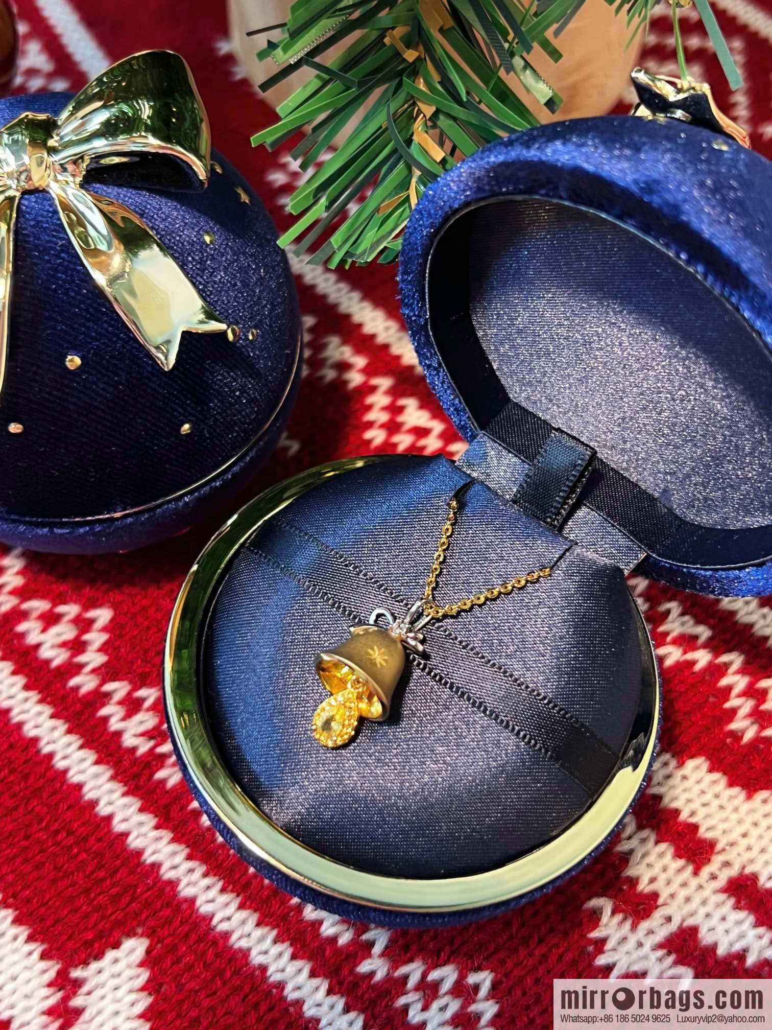 🎄Christmas gift 🎁 new ☑️ AHKAH bell 🔔 Christmas tree 🎄 gingerbread man necklace