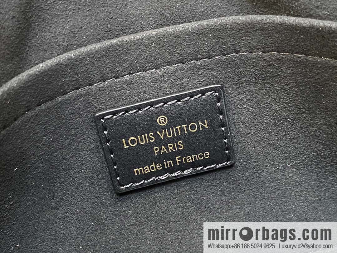[Original single boutique] M23640 black full leather embossed square bag series, autumn and winter new ONTHEGO EAST WEST handbag M23698