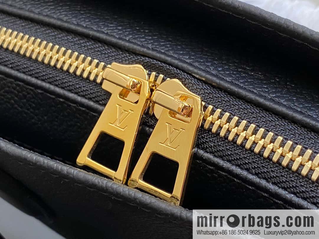 [Original single boutique] M23640 black full leather embossed square bag series, autumn and winter new ONTHEGO EAST WEST handbag M23698