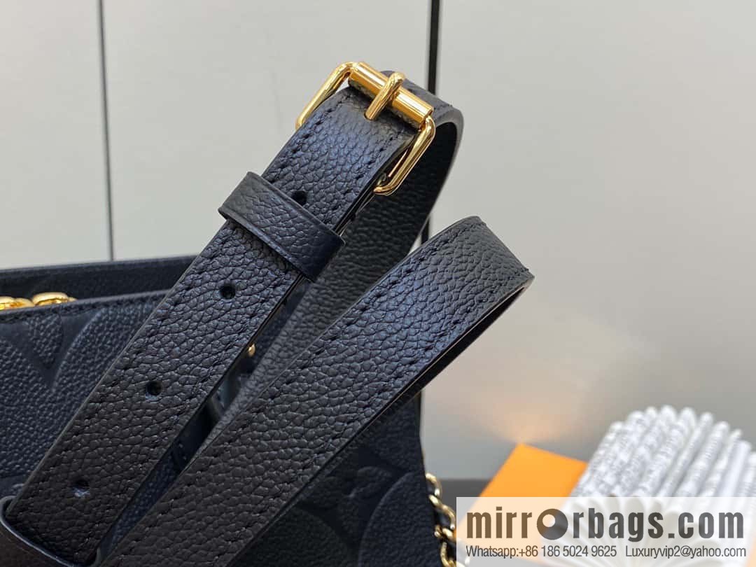 [Original single boutique] M23640 black full leather embossed square bag series, autumn and winter new ONTHEGO EAST WEST handbag M23698