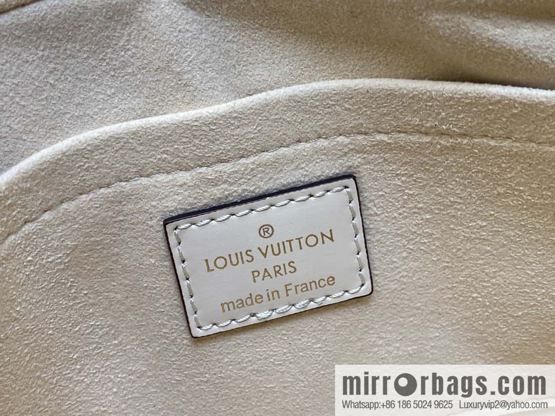 [Original order boutique] M23698 meters white, full leather embossed square bag series, autumn and winter new ONTHEGO EAST WEST handbag M23640