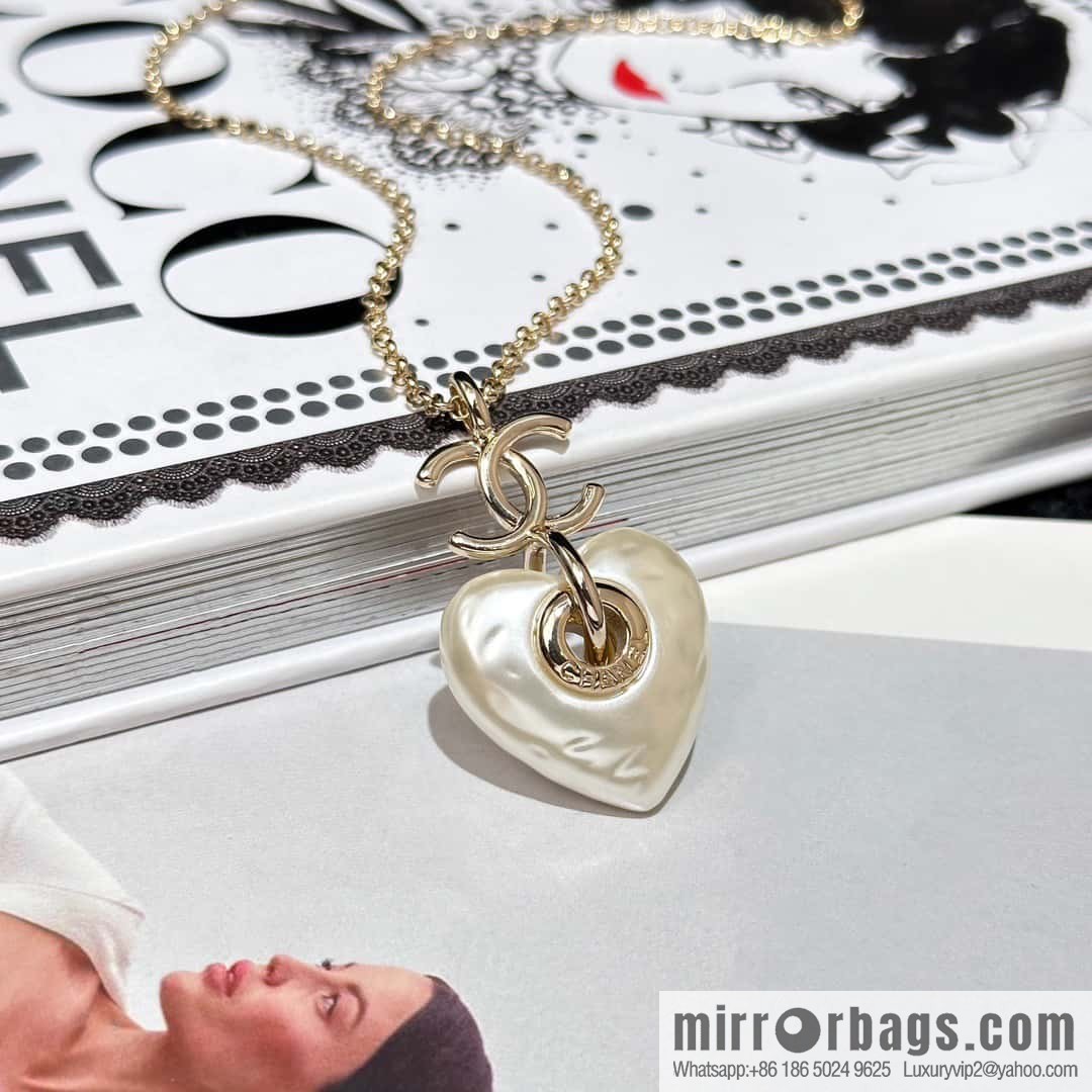 ❗️New ❗️ Chanel necklace ☀️ new ☑️ Chanel peach heart love necklace ☀️
