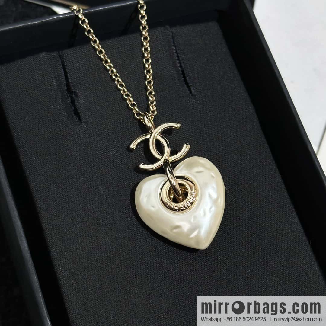 ❗️New ❗️ Chanel necklace ☀️ new ☑️ Chanel peach heart love necklace ☀️