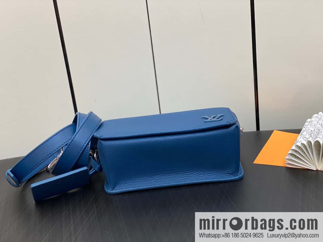 [Original order boutique] M82804 dark blue, full leather men's bag messenger bag series, new FASTLINE WEARABLE WALLET handbag in autumn and winter