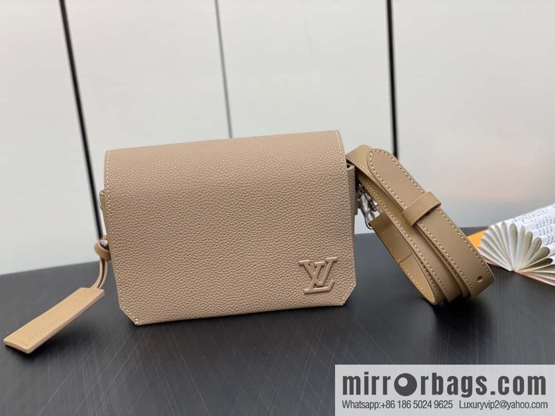 [Original order boutique] M82804 apricot, full leather men's bag messenger bag series, new FASTLINE WEARABLE WALLET handbag in autumn and winter
