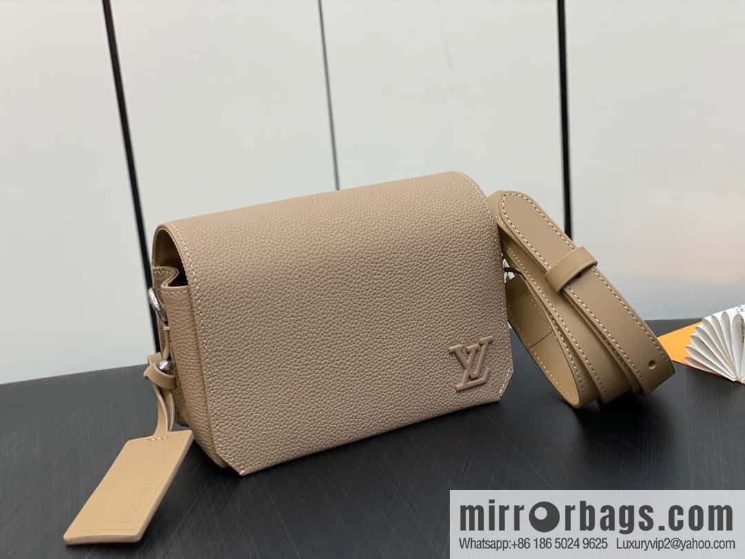 [Original order boutique] M82804 apricot, full leather men's bag messenger bag series, new FASTLINE WEARABLE WALLET handbag in autumn and winter
