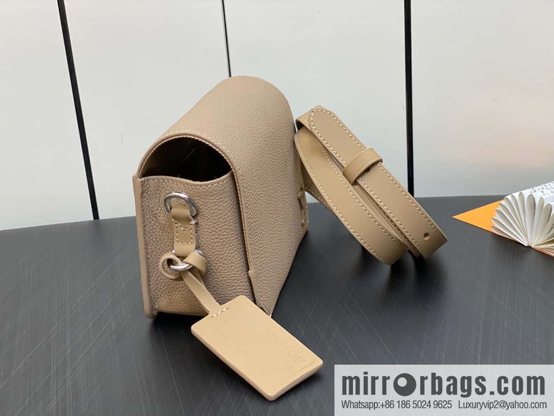 [Original order boutique] M82804 apricot, full leather men's bag messenger bag series, new FASTLINE WEARABLE WALLET handbag in autumn and winter